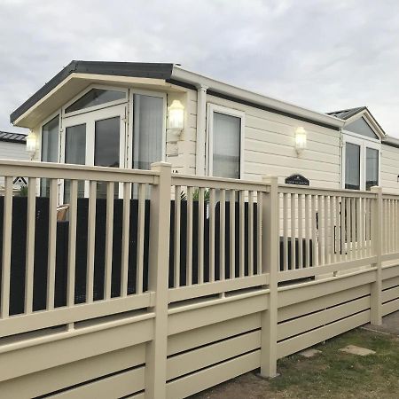 Hot Tub Accommodation North Wales Caravan Rhyl Exterior foto