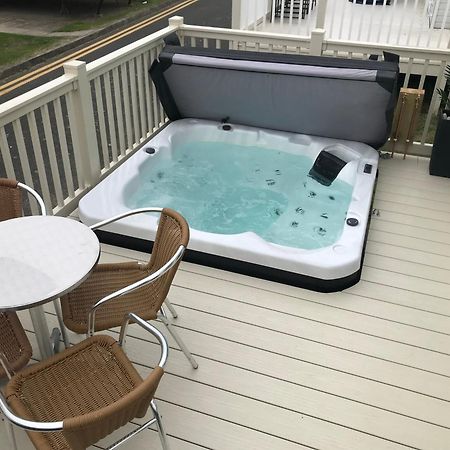 Hot Tub Accommodation North Wales Caravan Rhyl Exterior foto