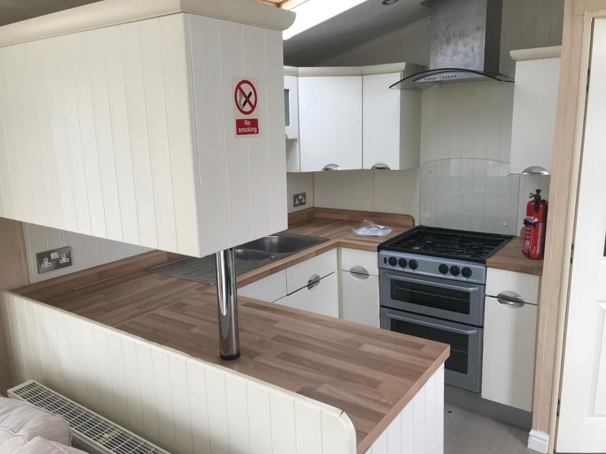 Hot Tub Accommodation North Wales Caravan Rhyl Exterior foto