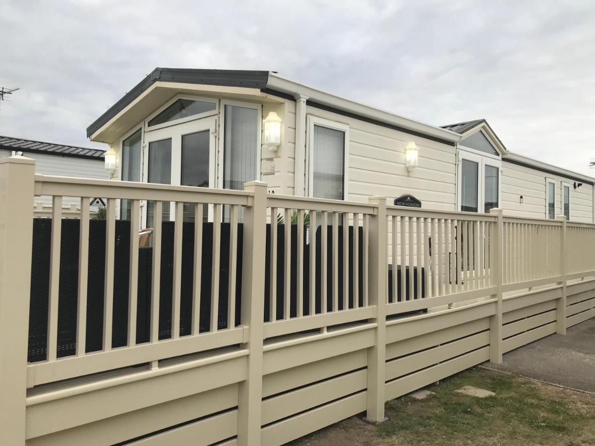 Hot Tub Accommodation North Wales Caravan Rhyl Exterior foto