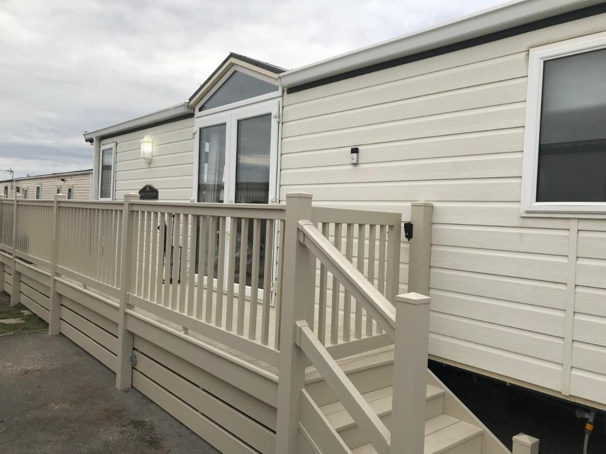 Hot Tub Accommodation North Wales Caravan Rhyl Exterior foto
