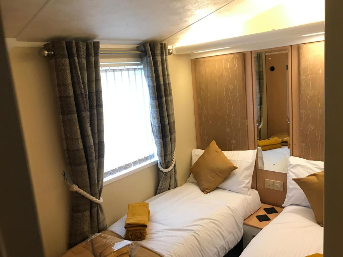 Hot Tub Accommodation North Wales Caravan Rhyl Exterior foto