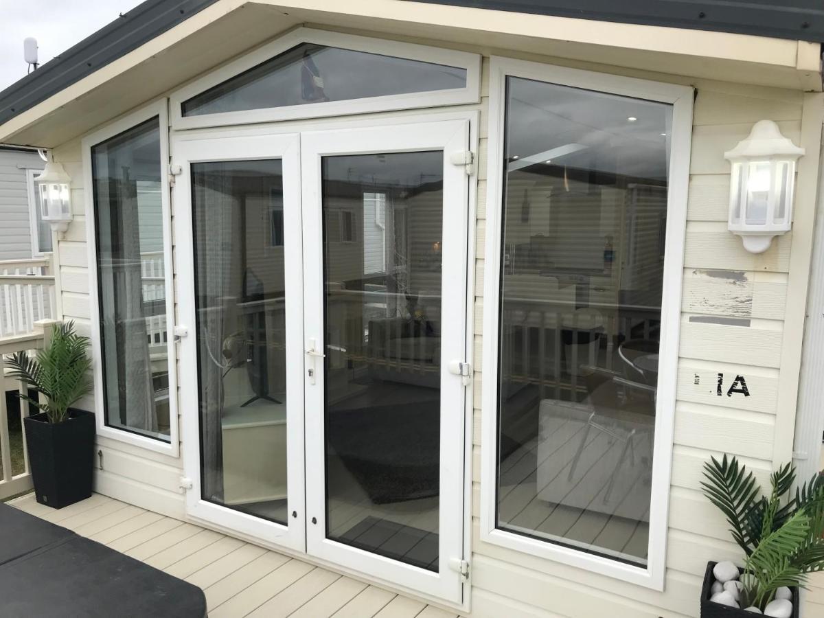 Hot Tub Accommodation North Wales Caravan Rhyl Exterior foto